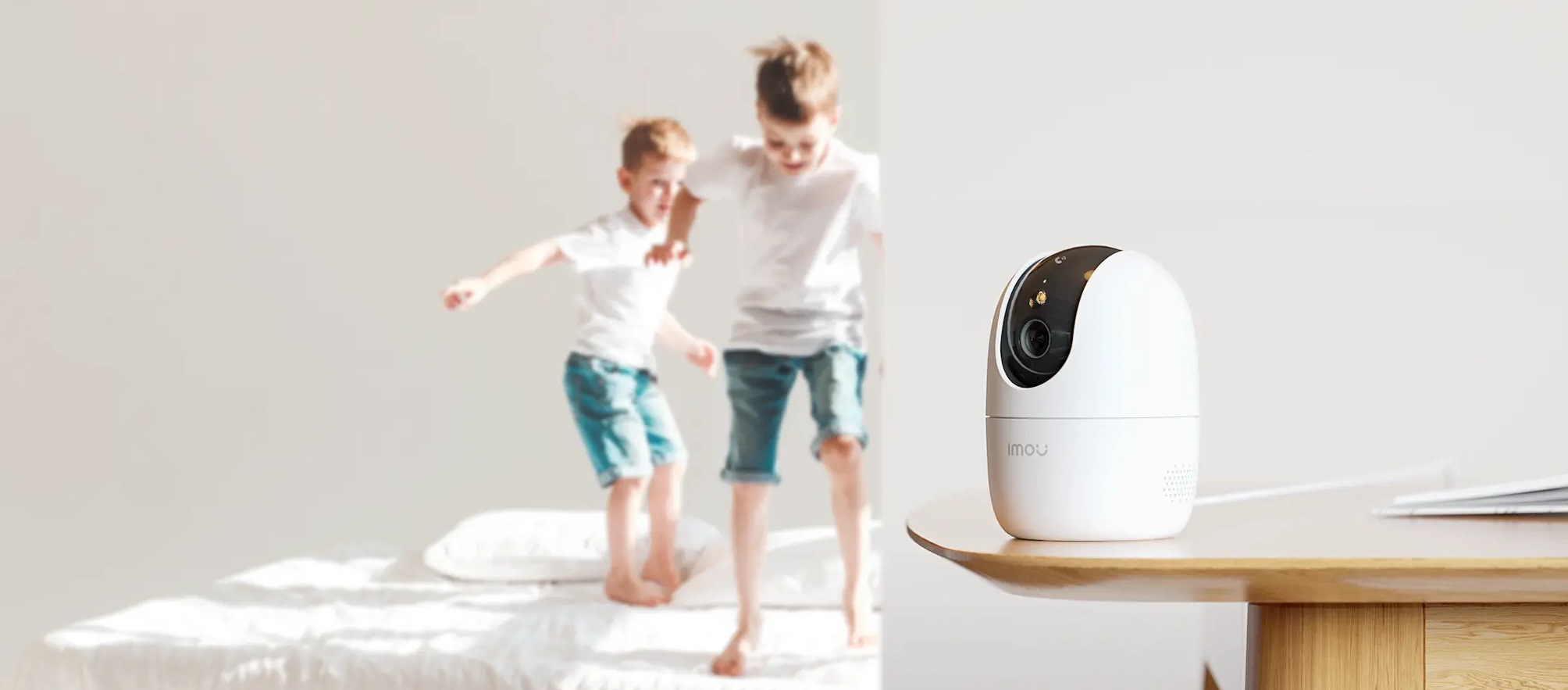 Домашняя Wi-Fi-камера видеонаблюдения в интерьере квартиры